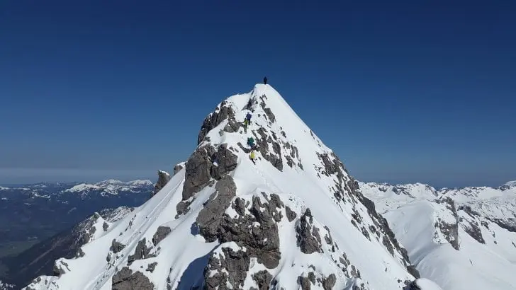 mountain-summit-1375015_1280