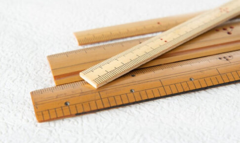 正しく使えてる？！『ものさし』と『定規』の違いは？
