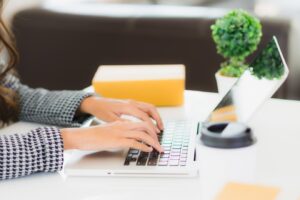 メールで使う時は要注意！『当社』と『弊社』の意味の違いと使い分け例